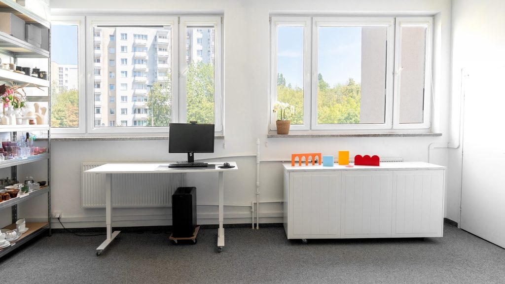 Biurko ze stanowiskiem komputerowym i długi blat roboczy do przygotowania produktów do sesji